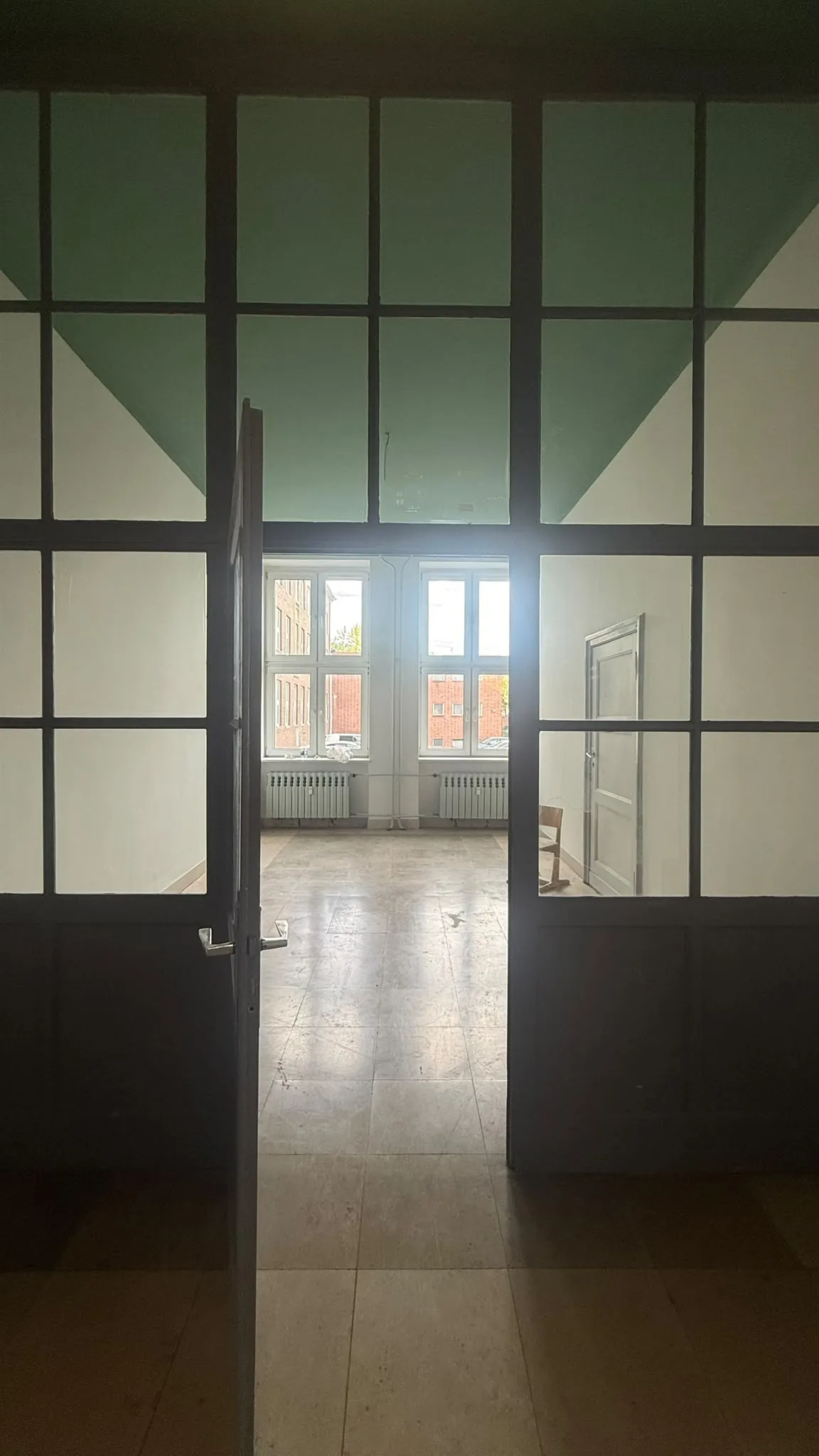 Blick durch die Tür in den fertiggestellten Raum