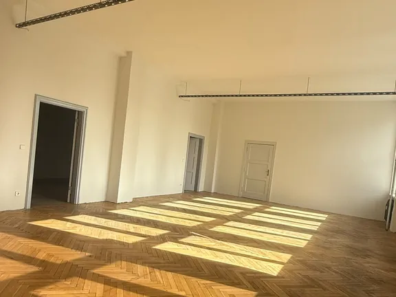 Renovierte Bürofläche mit Fischgrätparkett und Sonnenlicht