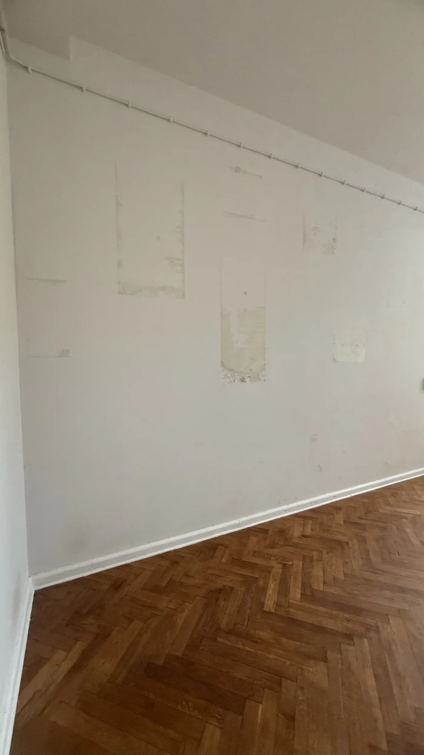 Ausgangszustand: Wandfläche mit Flecken und Spuren früherer Befestigungen
