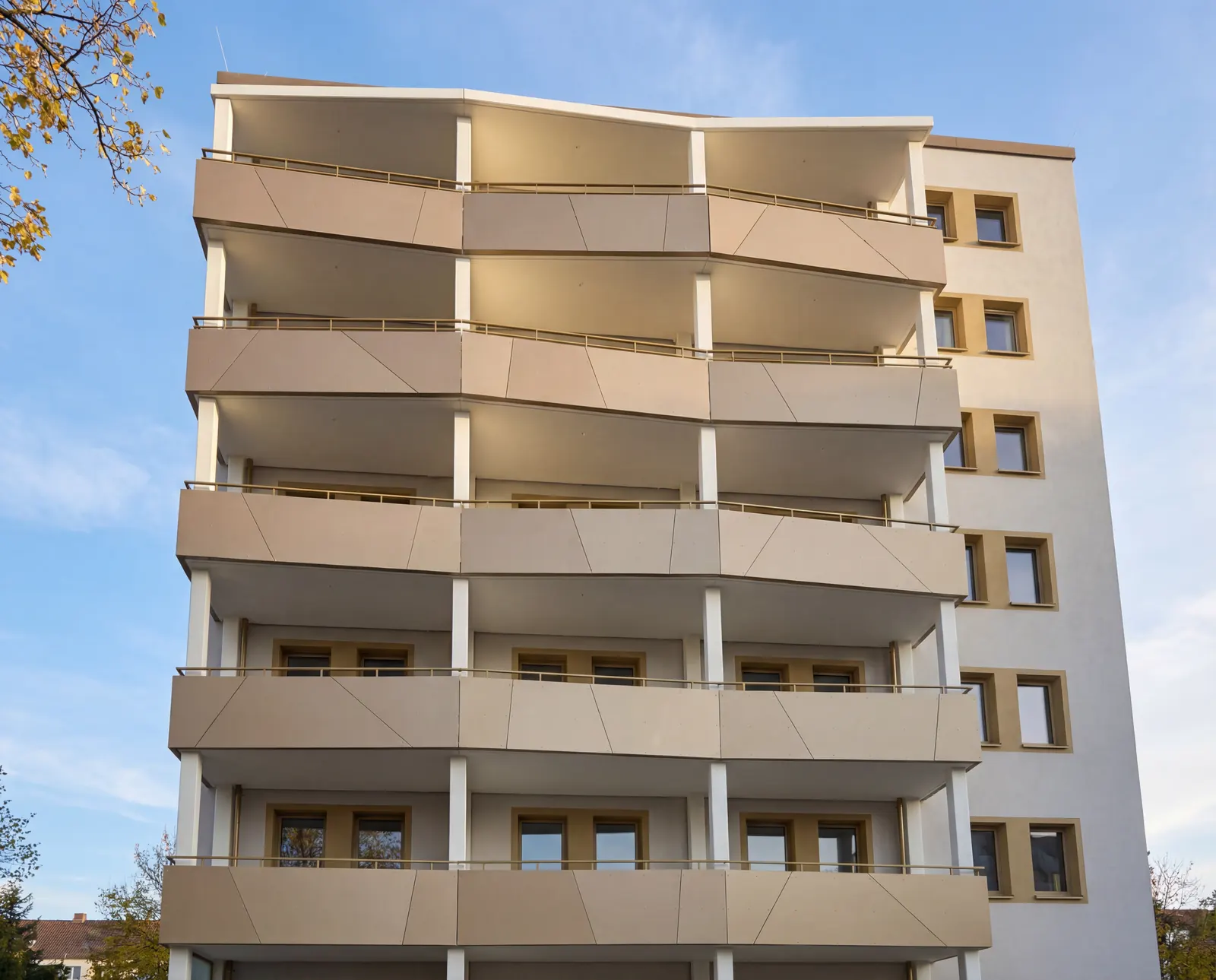 Beschichteter Betonbaukörper mit vorgesetztem Aufzugs- und Balkonturm
